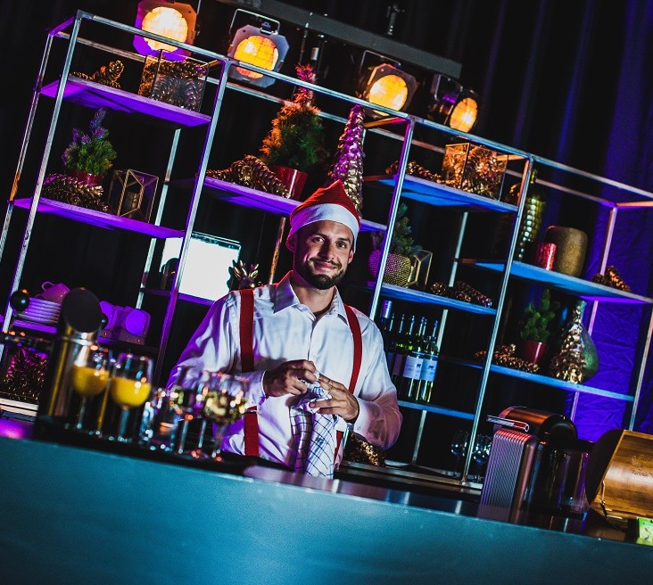 Kerstborrel op eigen locatie organiseren - een kerstborrel op het werk met advance events - inclusief catering en entertainment