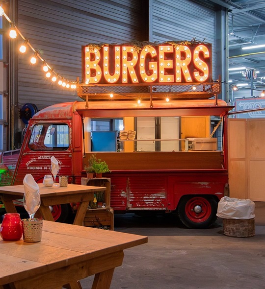Foodtruck tijdens een foodtruckfestival op het bedrijf door advance events