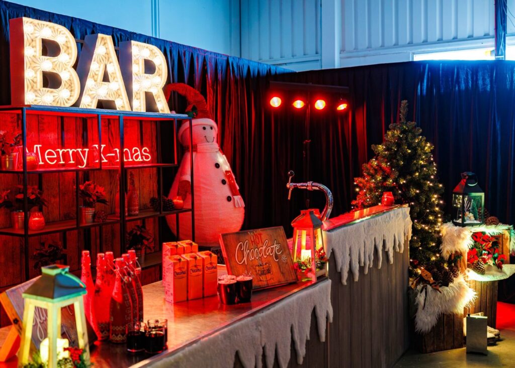 aankleding en decoratie van de eigen locatie als ruimte voor een kerstborrel- kerstfeest of kerstfestival - advance events heeft het in huis