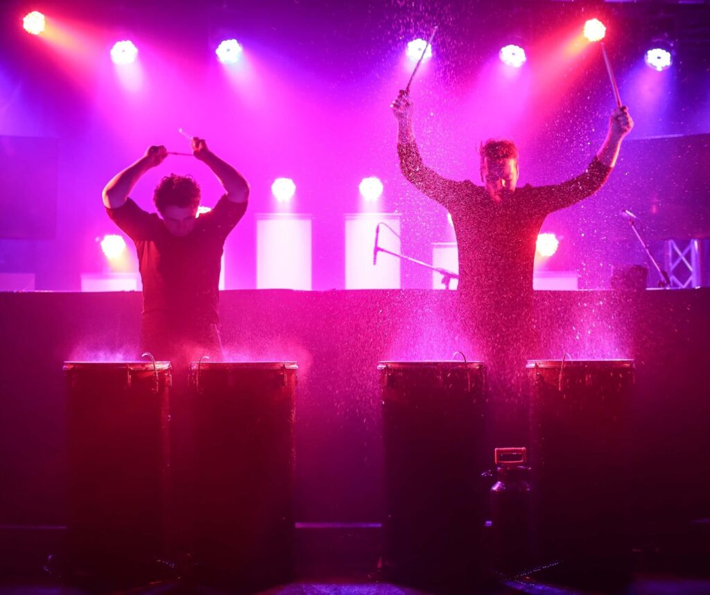 Openingsact splashing drums tijdens een jubileumfeest op eigen locatie door Advance Events evenementenbureau