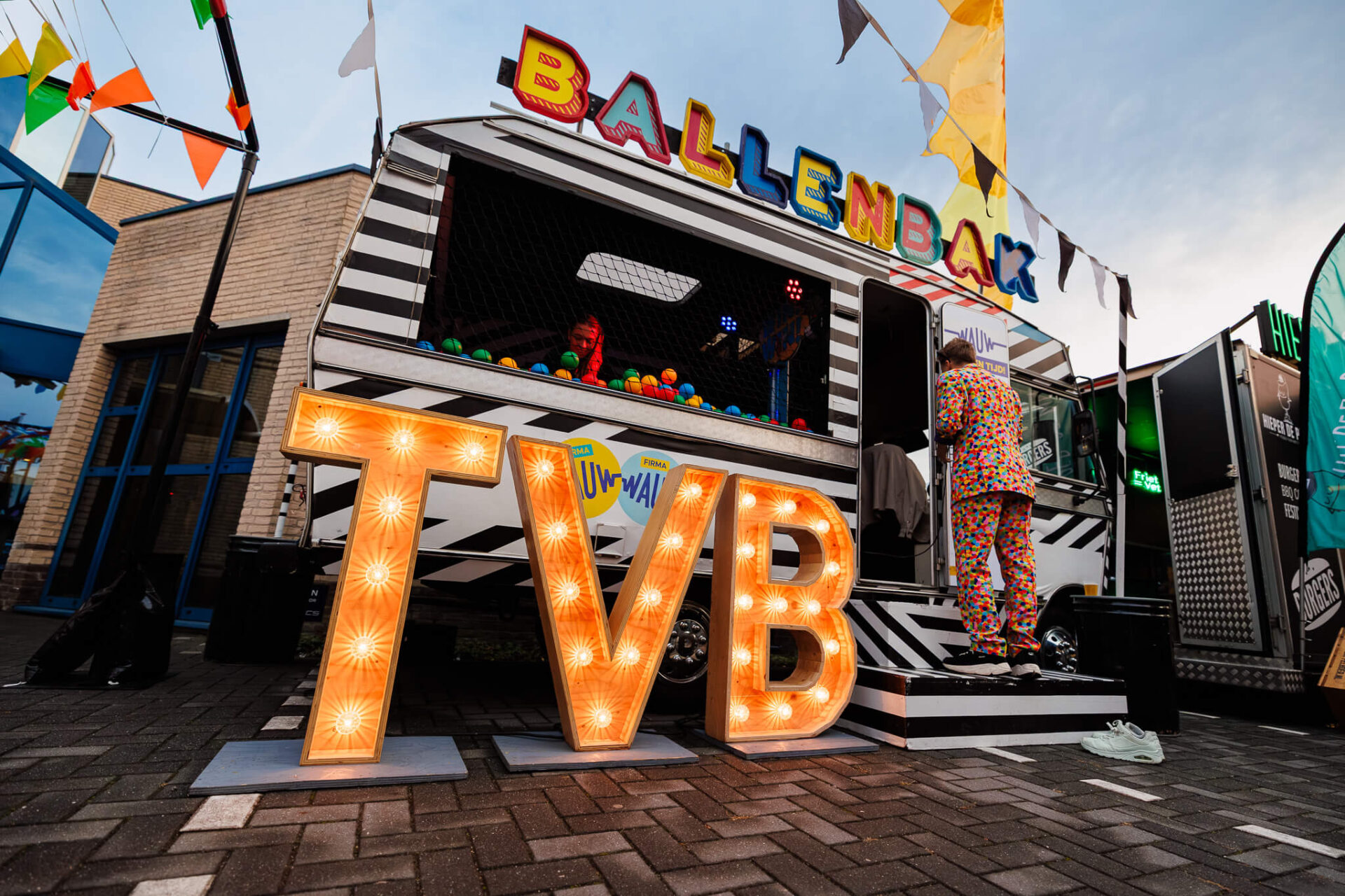 de ballenbak camper hilarisch entertainment en doe amusement voor een bedrijfsfestival op eigen locatie