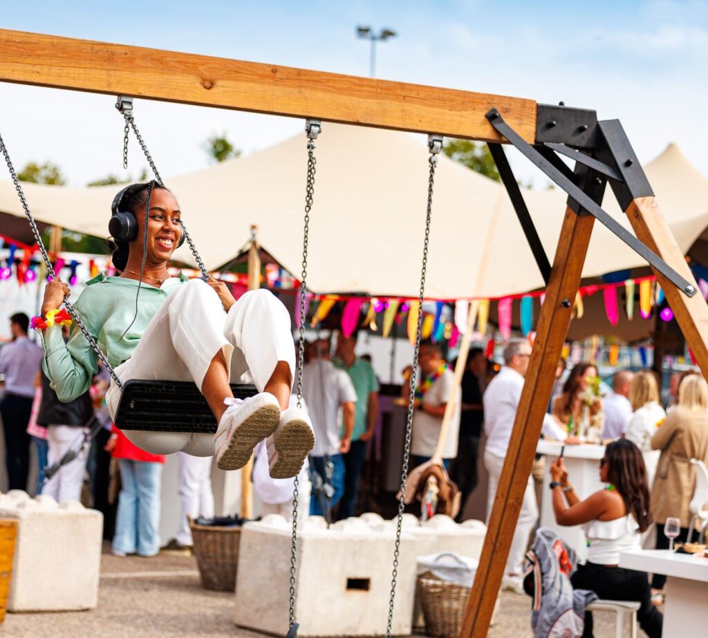 een bedrijfsfestival op eigen locatie organiseren met foodtrucks- festivaltenten- festival muziek en entertainment met advance events