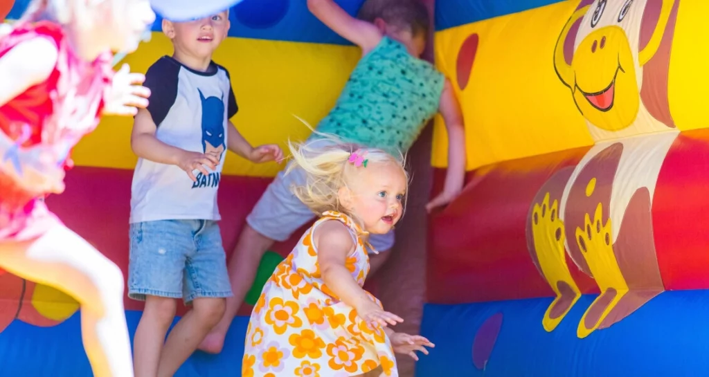 familiedag op eigen locatie organiseren springkussen