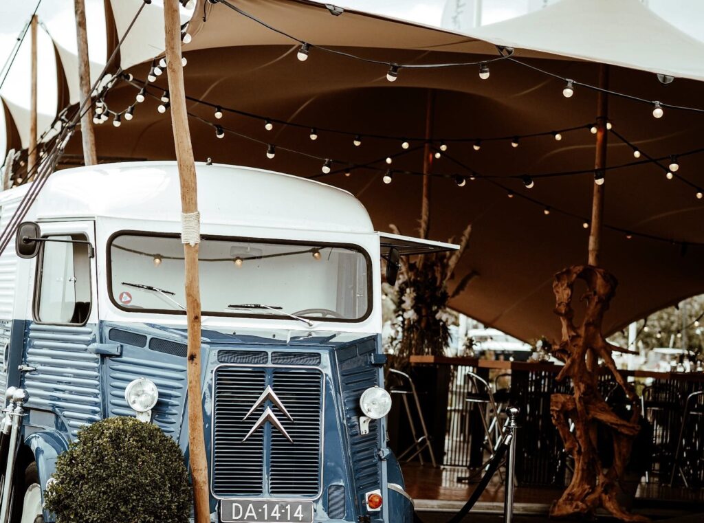 Foodtrucks tijdens een kerstfestival op eigen locatie