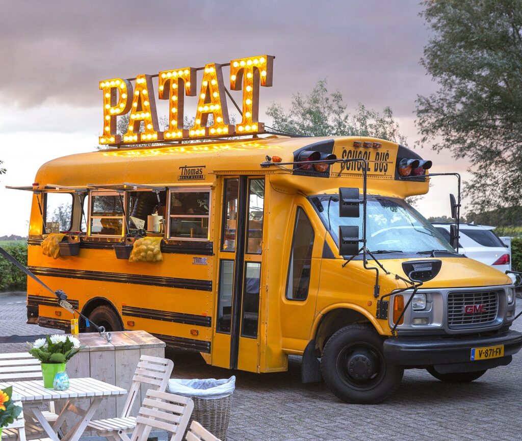 friettruck pomms op een foodtruckfestival van advance events