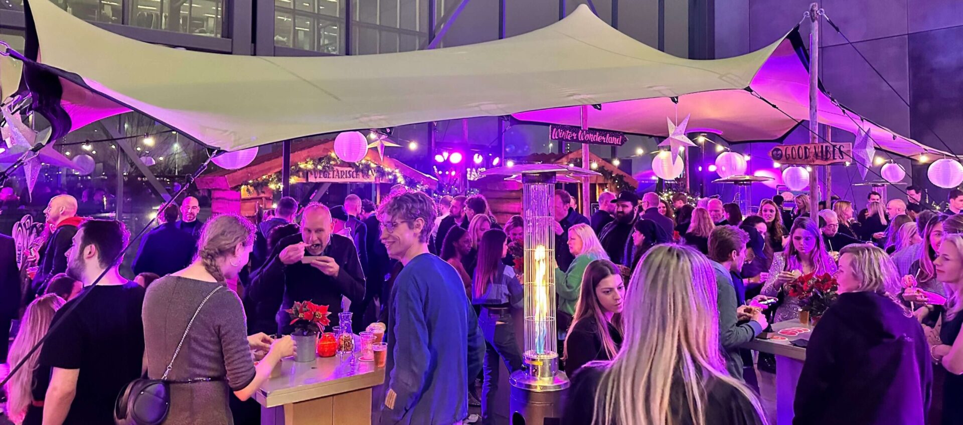 kerstborrel op eigen locatie organiseren- kerstborrel of winterborrel op het bedrijf of op het werk organiseren met advance events - header foto