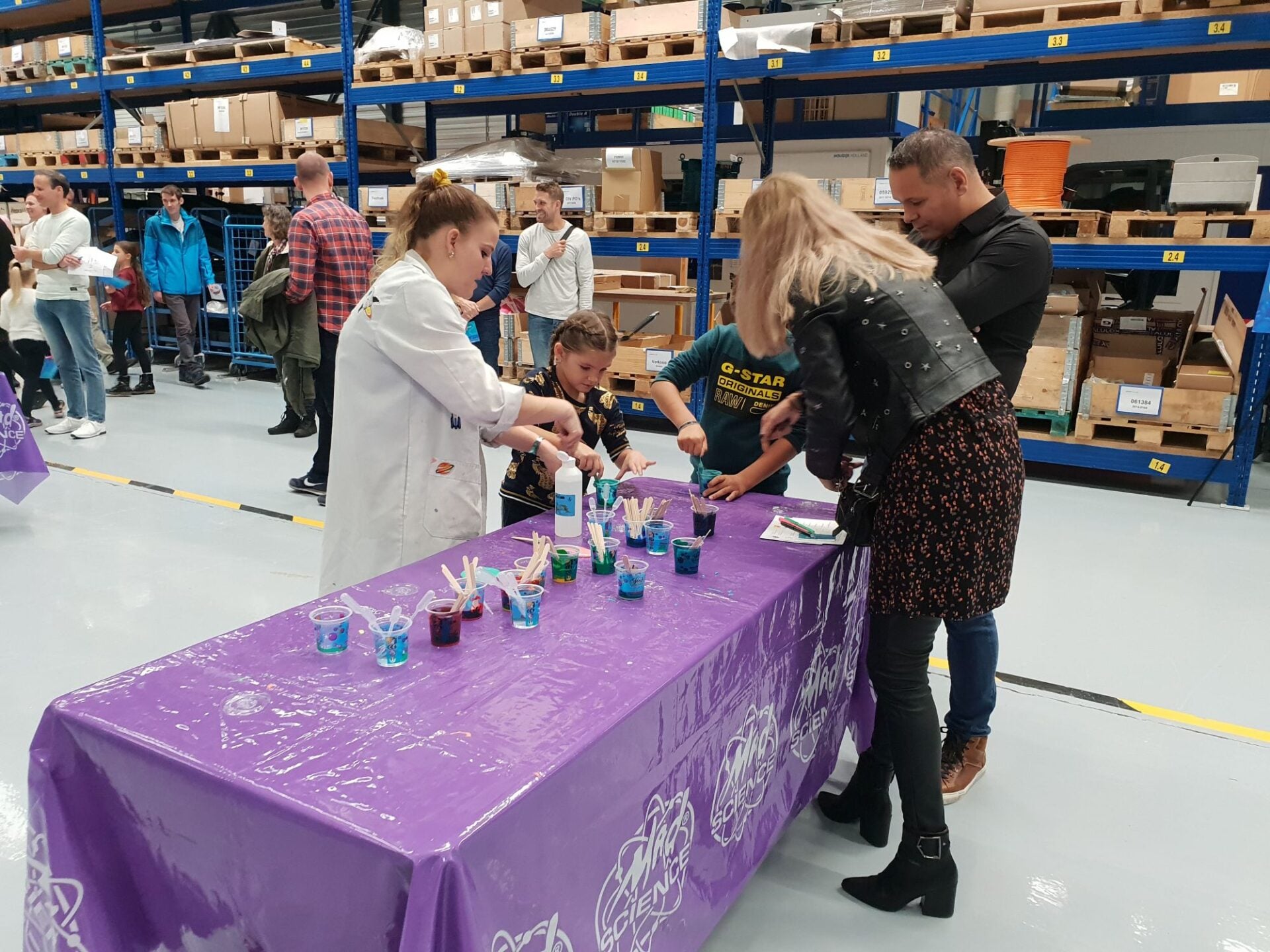 open dag met kinderamusement en doe attracties via mad science in de fabriekshal - powered by advance events evenementenorganisatie