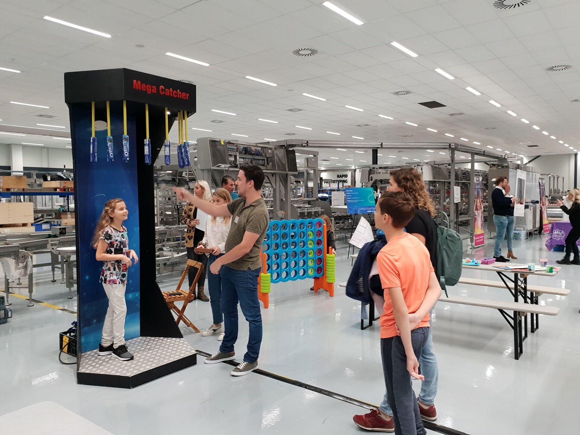 oreo koek vangen tijdens rondleiding op de familiedag van een koekjesmachine fabriek in vlaardingen georganiseerd door advance events