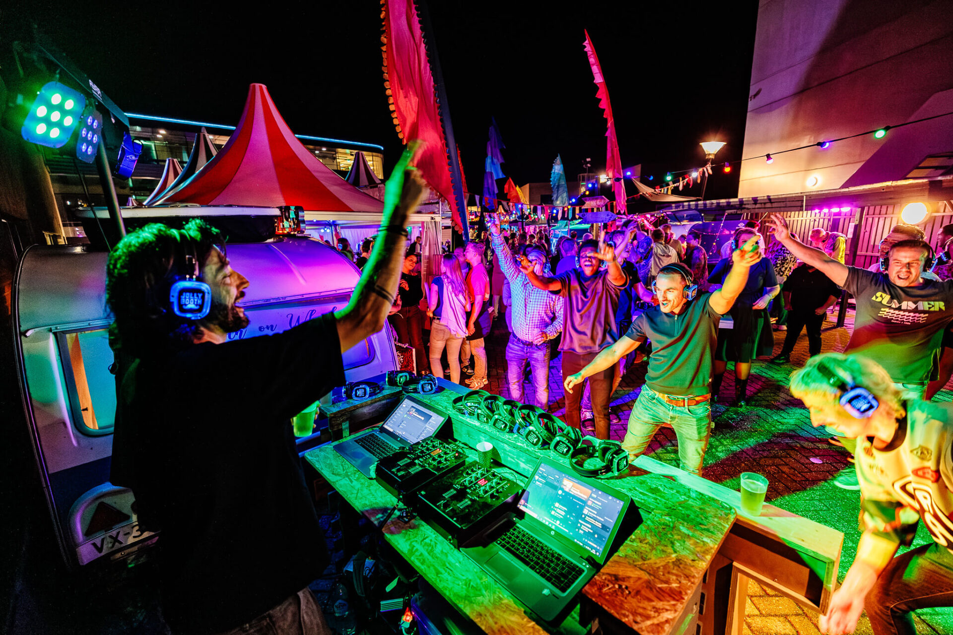 silent disco tijdens een bedrijfsfestival op eigen terrein georganiseerd door advance events