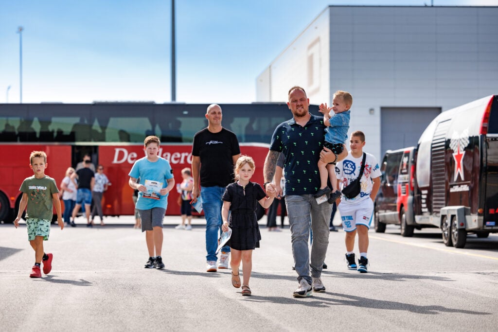 Tours over de terminal tijdens een open dag voor APM rotterdam door Advance events