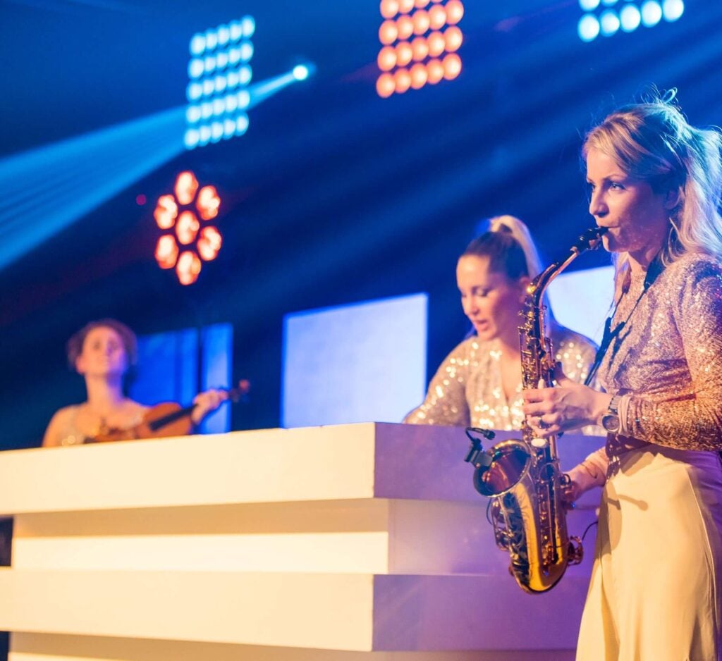 dames draaien door danszaal dansfeest personeelsfeest advance events