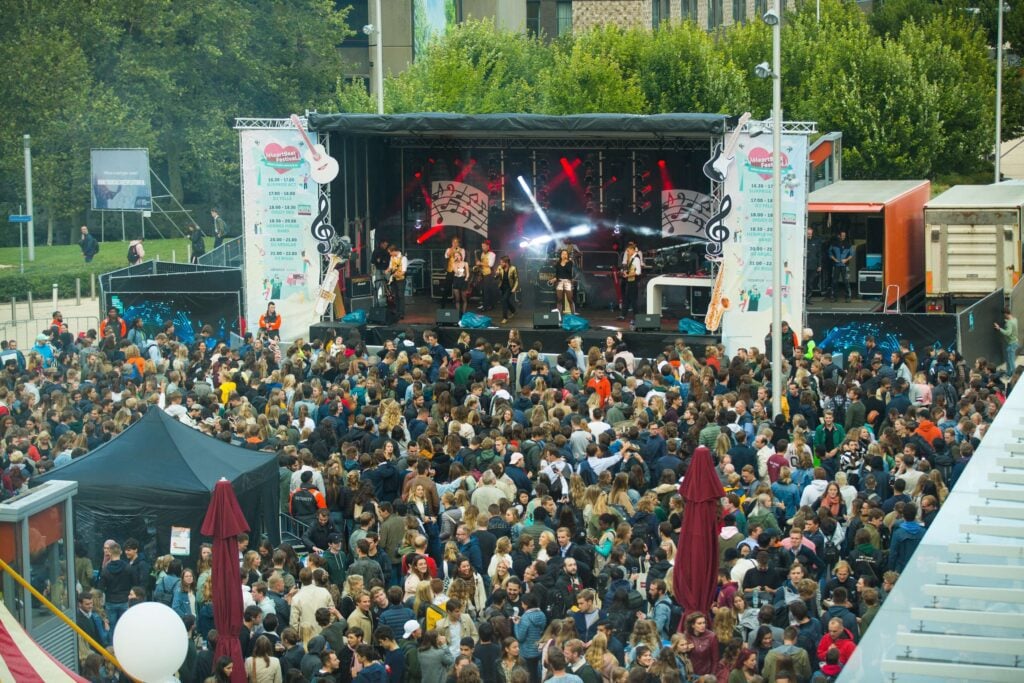 publieksfestival festival publiek gemeente rotterdam schiedam plein advance events festivalmuziek festivalpodium bedrijfsfestival podium artiesten