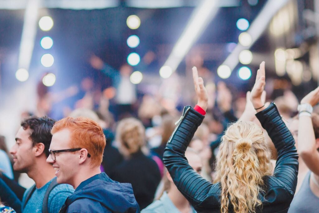 publieksfestival festival publiek gemeente rotterdam schiedam silent disco advance events festivalmuziek festivalpodium bedrijfsfestival podium artiesten