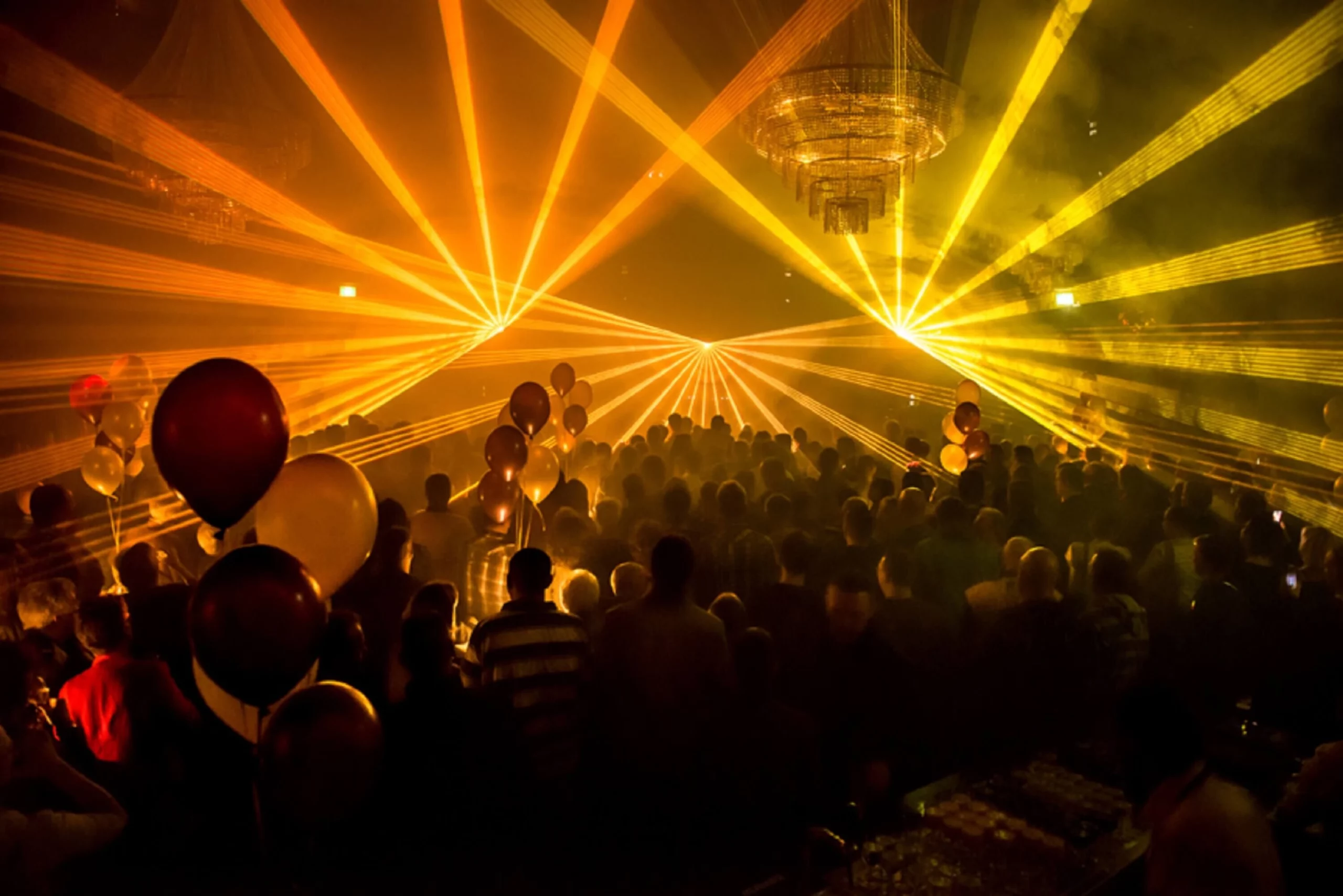 zeelandia personeelsfeest feestavond ballonnen verrassend lasershow openingsact advance events