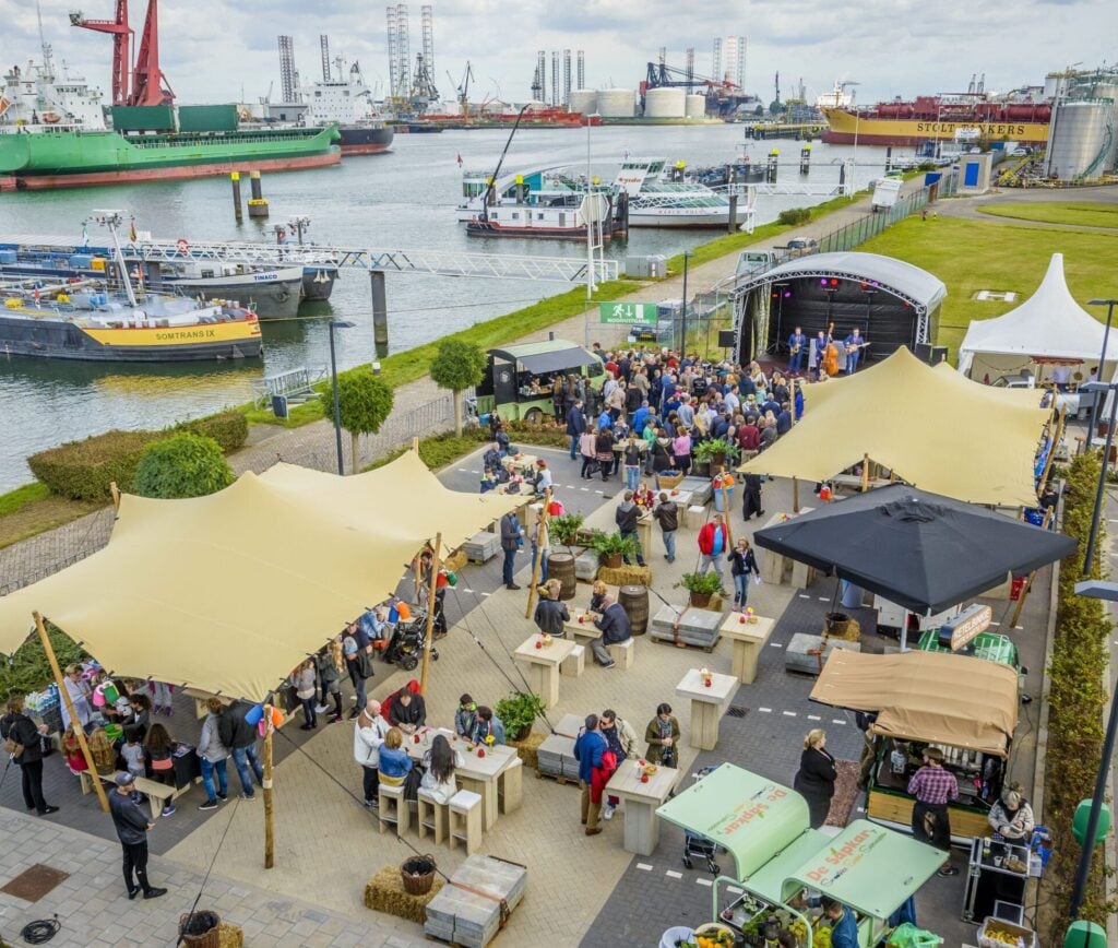 open dag op het bedrijf als festival met stretchtenten op het parkeerterrein, van A tot Z geregeld en georganiseerd door evenementenorganisator advance events uit schiedam, Zuid-Holland