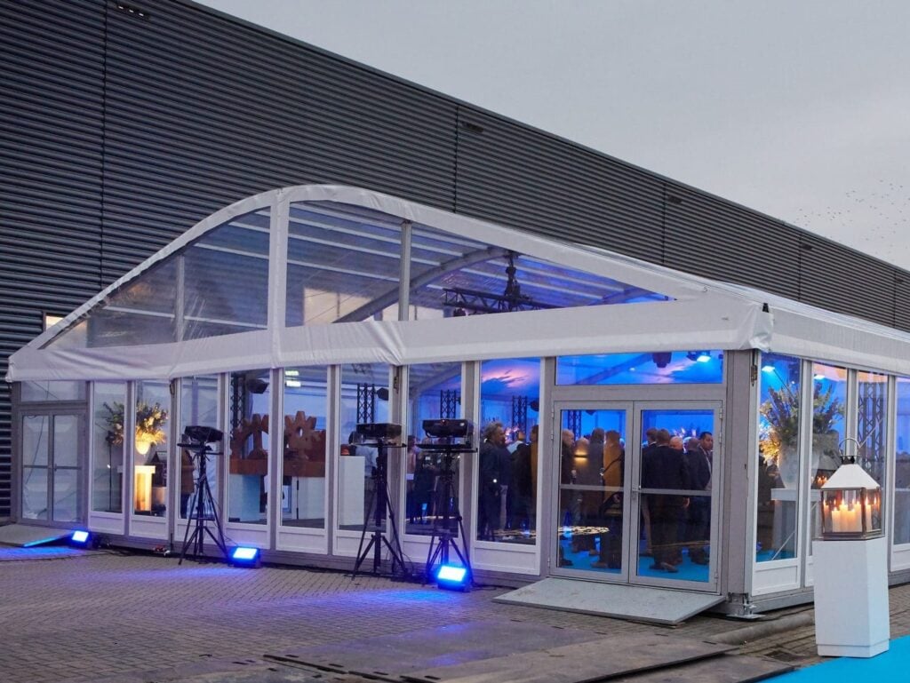 partytent op eigen terrein voor een bedrijfsjubileum evenement