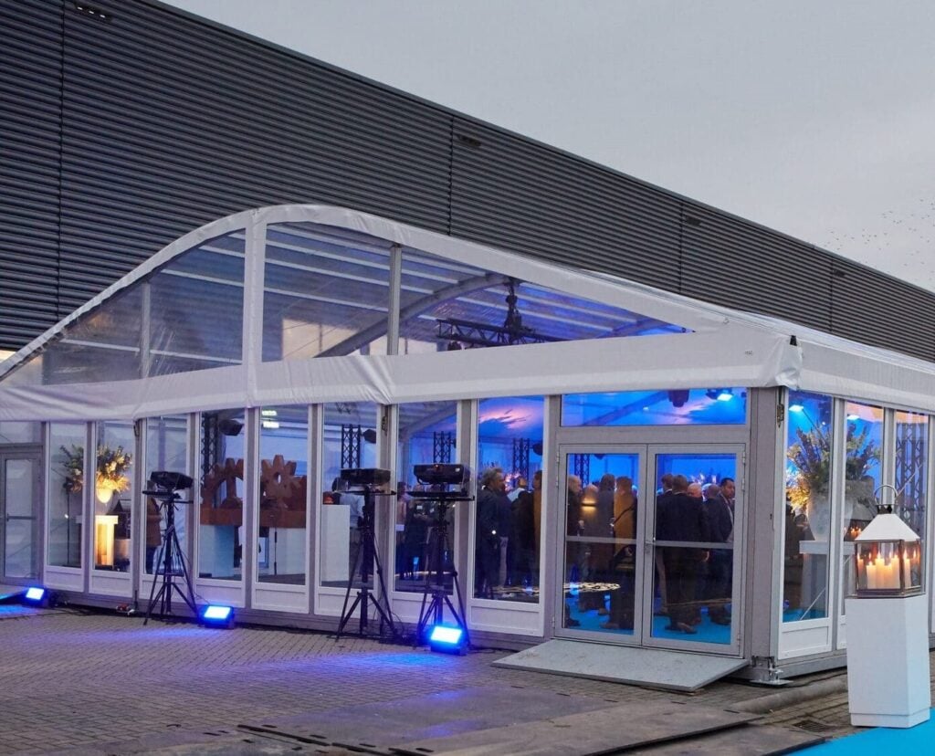 partytent op eigen terrein voor een bedrijfsjubileum evenement