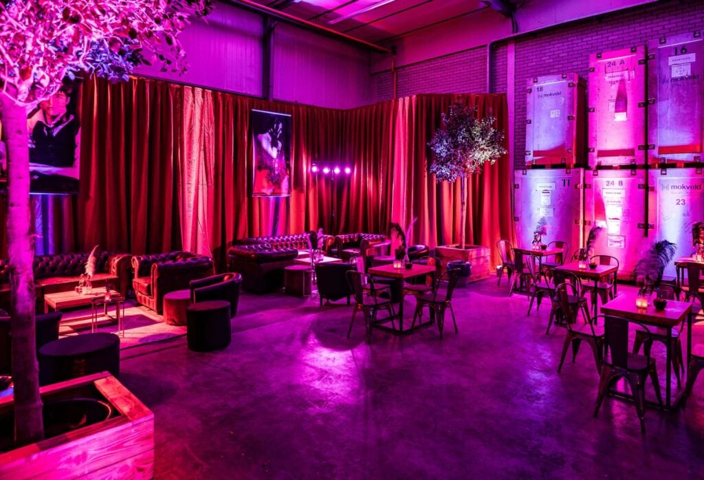 Openingsfeest, feestelijke opening, opening, officiële opening, fabriekshal als feestruimte