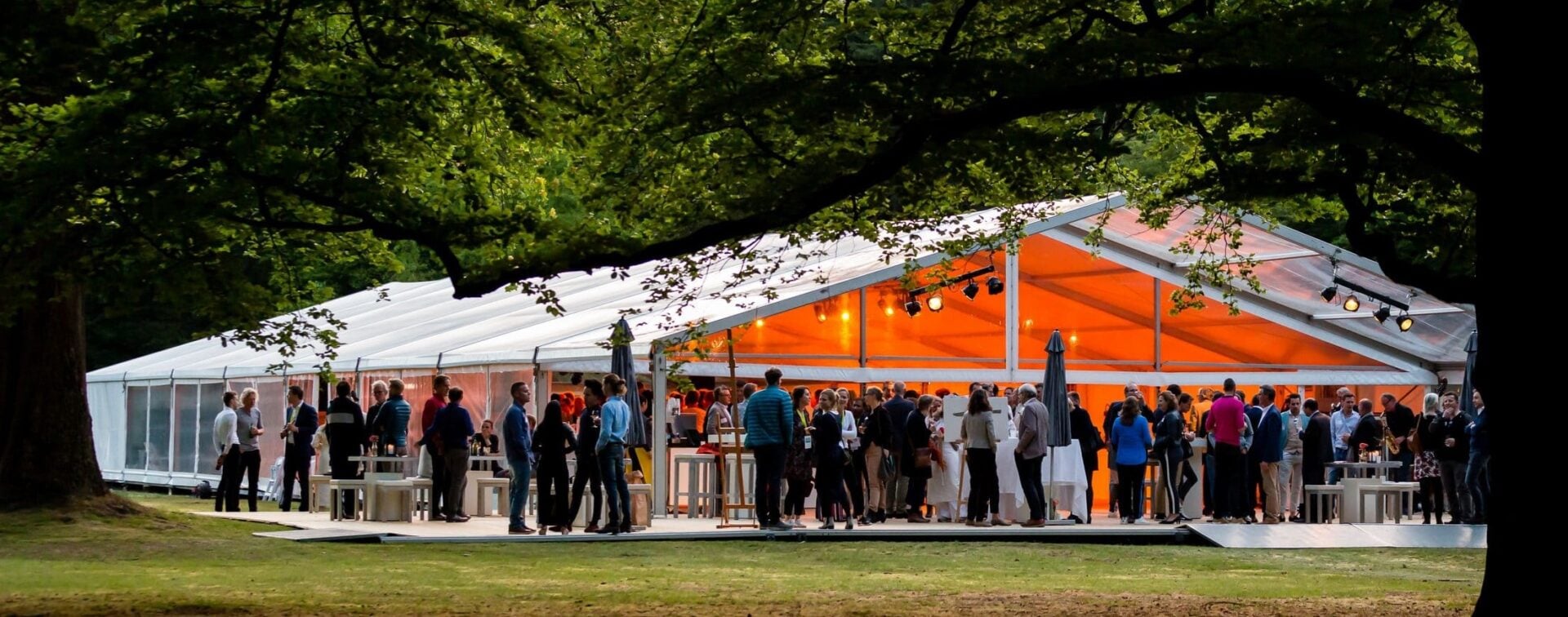 private party in achtertuin in luxe partytent met vip catering en stijlvol entertainment en amusement door advance events