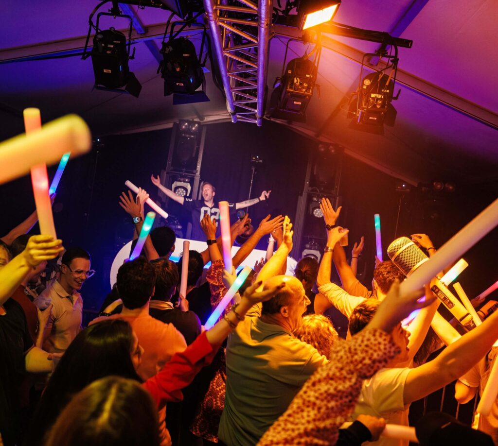 swingend personeelsfeest organiseren voor medewerkers - de leukste bedrijfsfeesten vind je bij evenementenbureau advance events - 2026