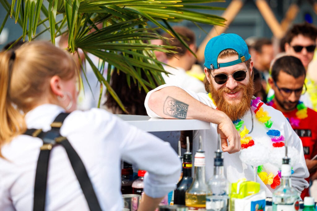 have fun tijdens de ibiza party bedrijfsfeest op eigen terrein of eigen locatie