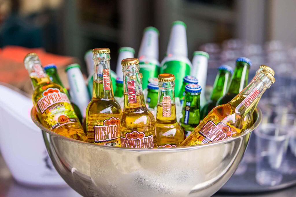 zomerborrel organiseren, zomerfestival-organiseren-collegas-personeel-zomerborrel-zomerfeest-zomerfestival-bbq-barbecue-zomerevent-festival-op-het-bedrijf-bedrijfsfeest-personeesfeest-borrel