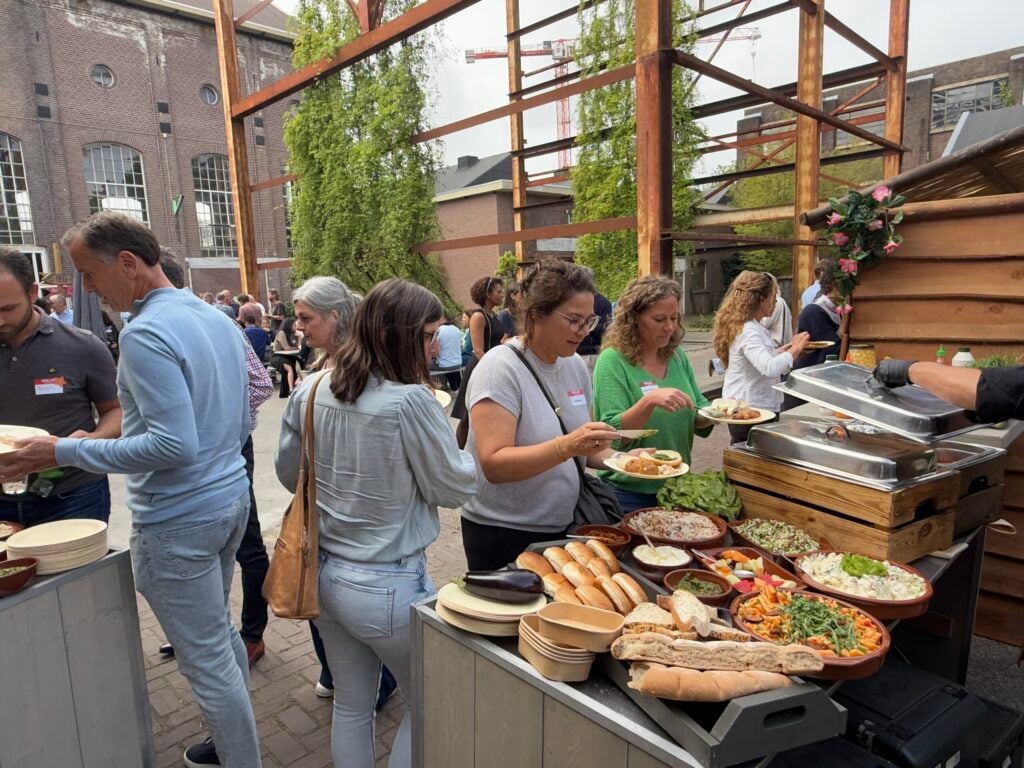 Intern evenement voor personeel met barbecue en presentaties