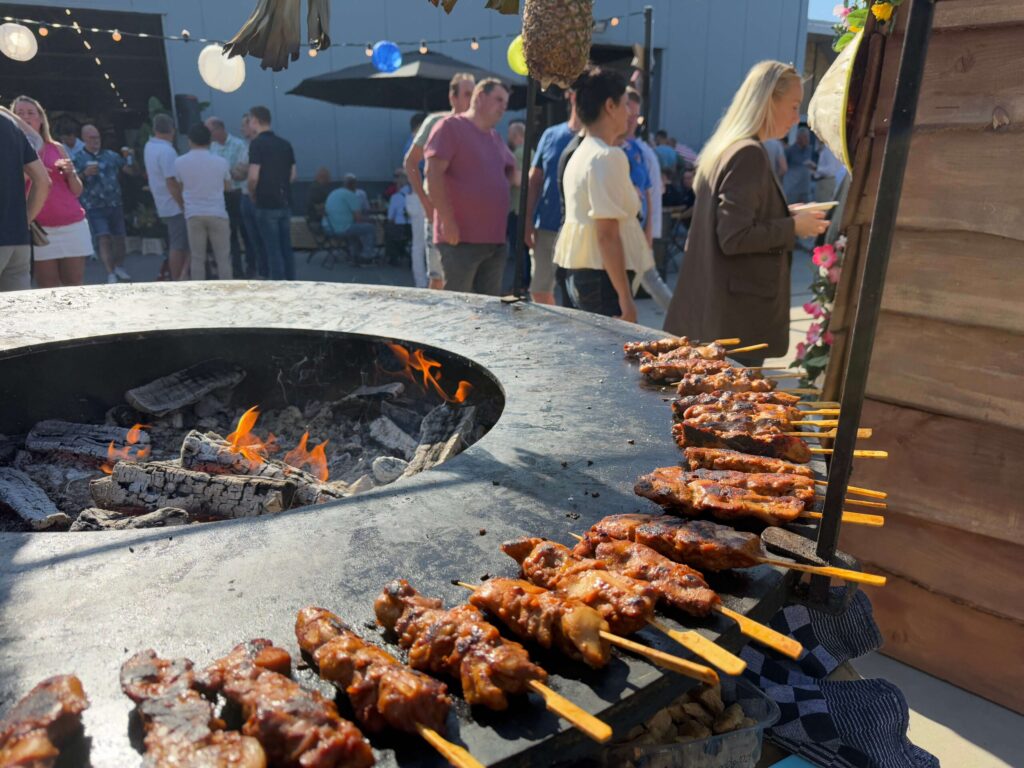 de XXL ofyr vuurschaal - heerlijke sate op jullie eigen foodtruckfestival op het eigen bedrijf