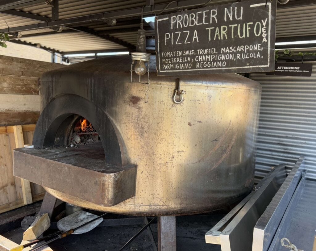foodtruck met originele houtoven pizzaoven zomerbarbecue bouwvak bbq