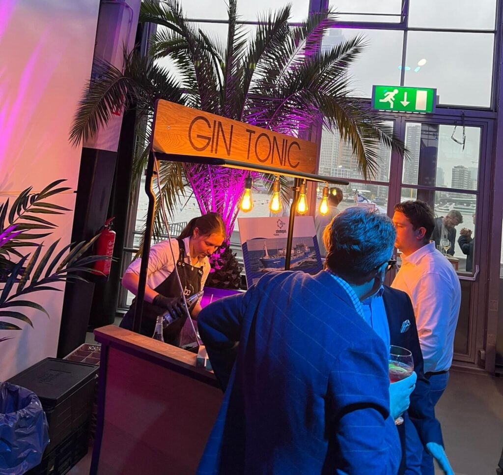 gin tonic bar tijdens het 60-jarig jubileumfeest chemgas - relatie evenement - advance events