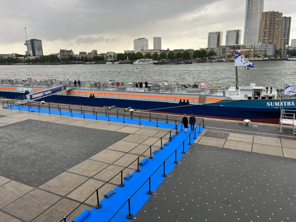lange loper tijdens doopceremonie van een schip - scheepsdoop - name giving - advance events