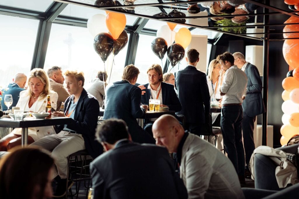 netwerken tijdens het 10-jarig jubileumfeest voor relaties van APM