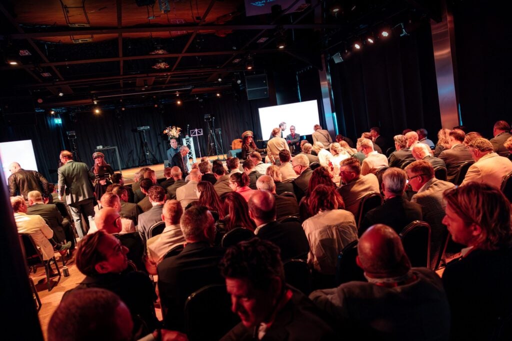 plenair programma met speeches- gastsprekers en een fullcolour lasershow - jubileum 10 jaar APM
