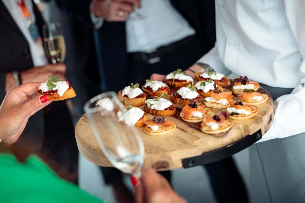 walking dinner tijdens bedrijfsjubileum aan boord van ocean diva in rotterdam door advance events