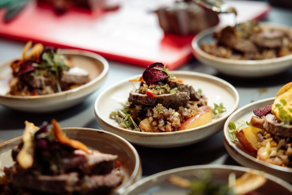 walking dinner tijdens jubileum evenement voor relaties