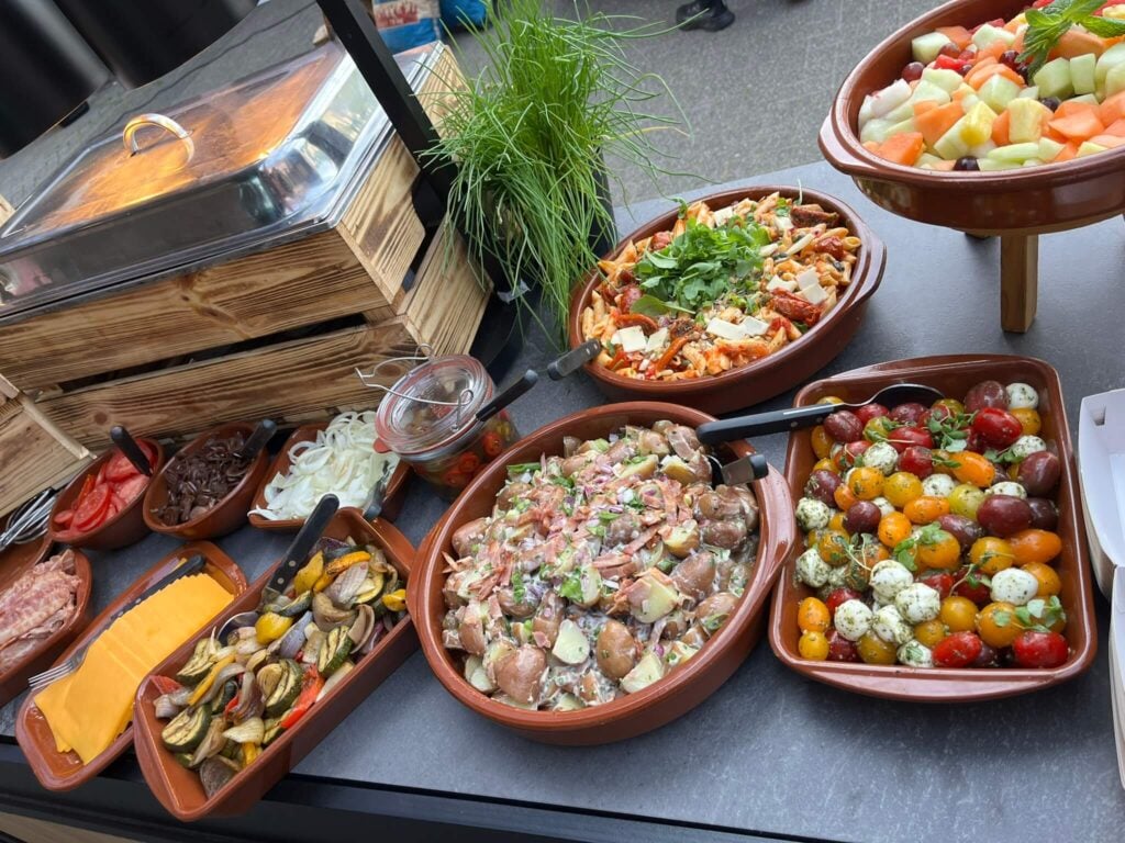 zomerbarbecue op eigen locatie met salades en een bqq smoker - advance events