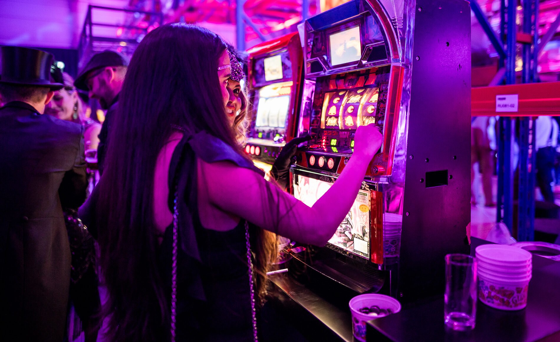 gokken tijdens een great gatsby party - roaring twenties feest