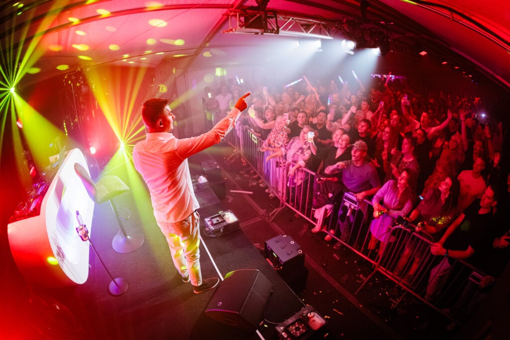 TVB Street Parade -F15- een personeelsfeest op eigen locatie georganiseerd door evenementenbureau Advance Optreden zanger mart hoogkamer