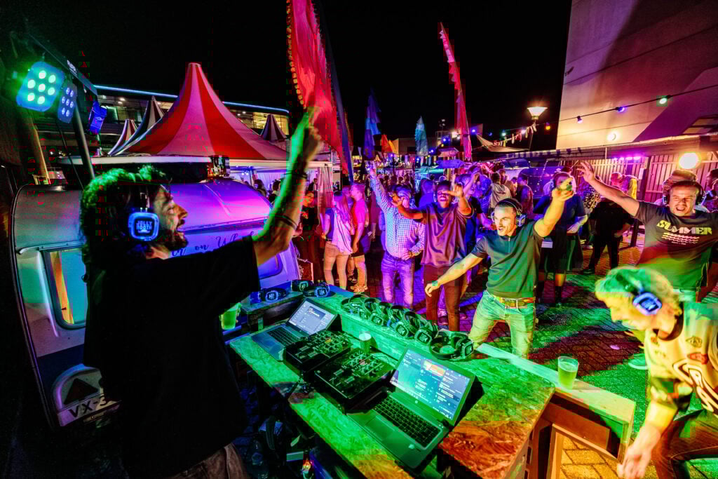 TVB Street Parade -F17- een personeelsfeest op eigen locatie georganiseerd door evenementenbureau Advance Silent disco paradeplein