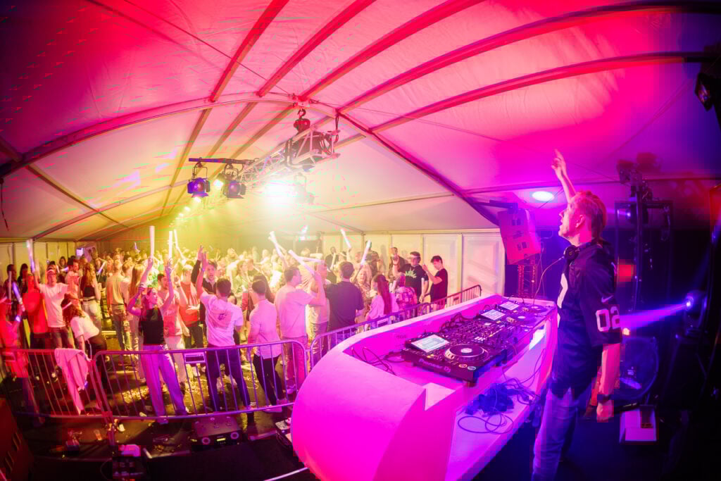 TVB Street Parade -F18- een personeelsfeest op eigen locatie georganiseerd door evenementenbureau Advance Events, DJ Q-music foute party