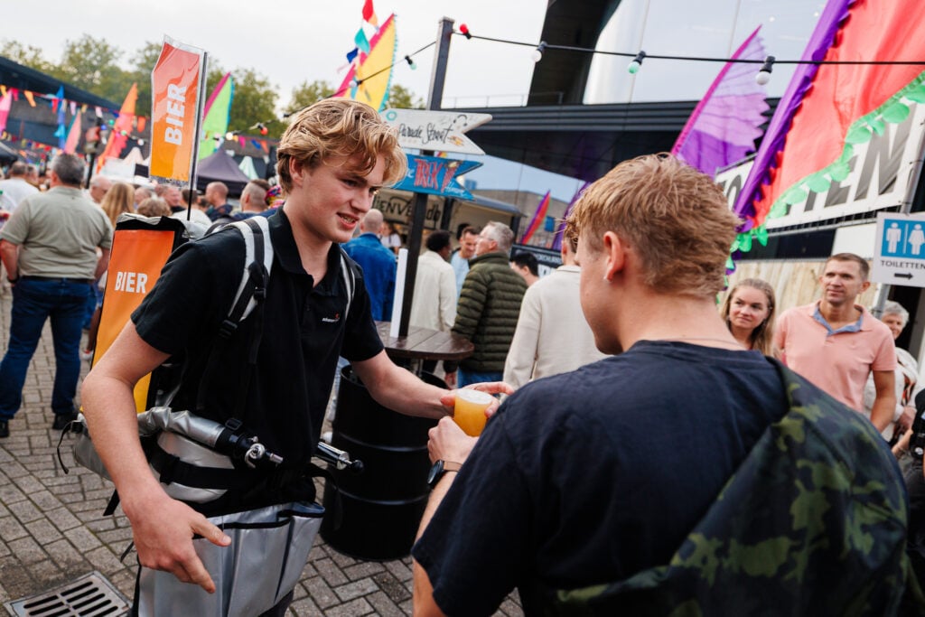 TVB Street Parade - F4 - personeelsfeest op eigen locatie georganiseerd door evenementenbureau Advance Events - mobiele biertap tijdens personeelsevenement