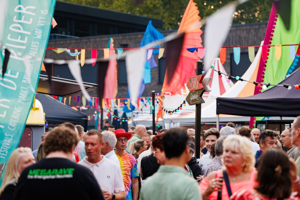 TVB Street Parade - F7 - personeelsfeest op eigen locatie georganiseerd door evenementenbureau Advance Events - parade straat met vlaggen en decoraties