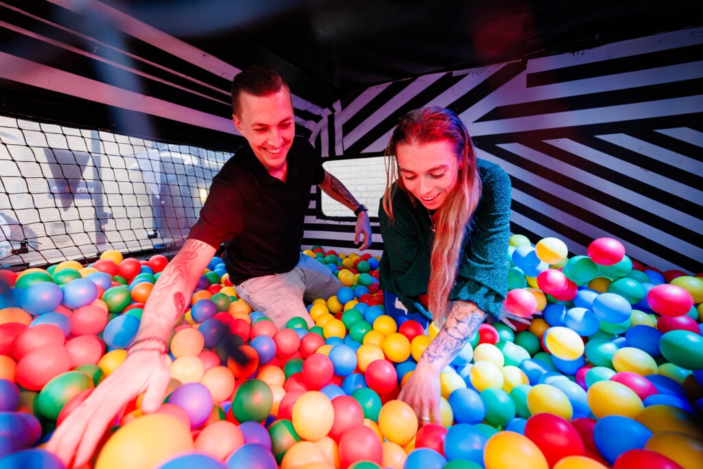 TVB Street Parade - F12 - personeelsfeest op eigen locatie georganiseerd door evenementenbureau Advance Events - ballenbak camper