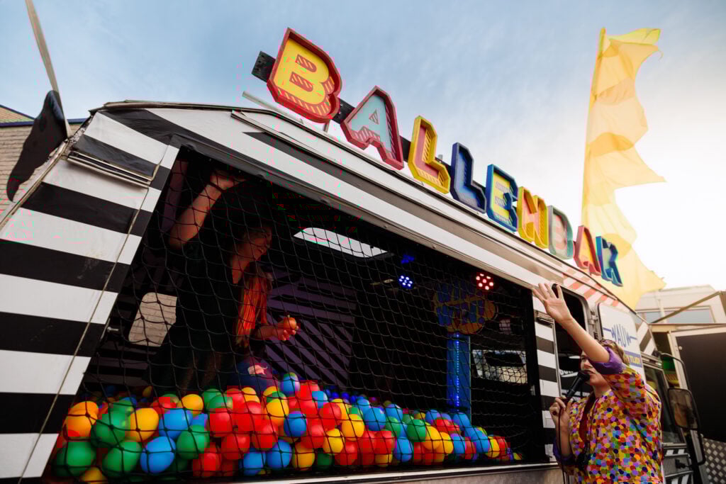 TVB Street Parade - F9 - personeelsfeest op eigen locatie georganiseerd door evenementenbureau Advance Events - ballenbak camper tijdens bedrijfsfeest buiten