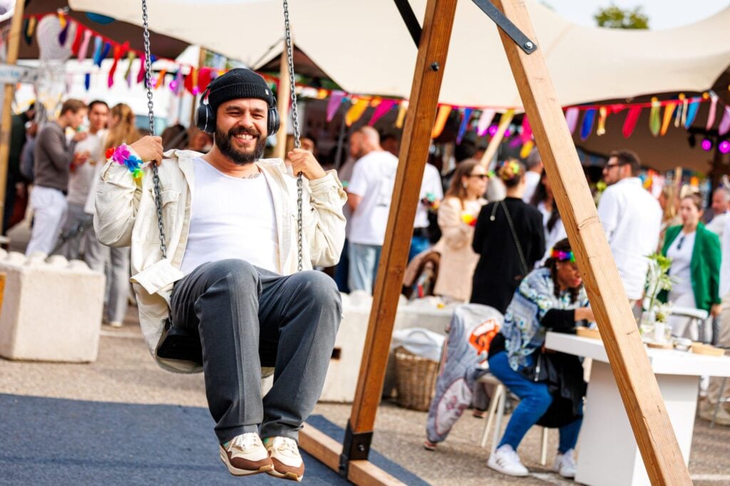 Festival Schommel tijdens de ibiza zomerparty op het eigen bedrijf voor Basic-Fit door evenementenbureau Advance Events