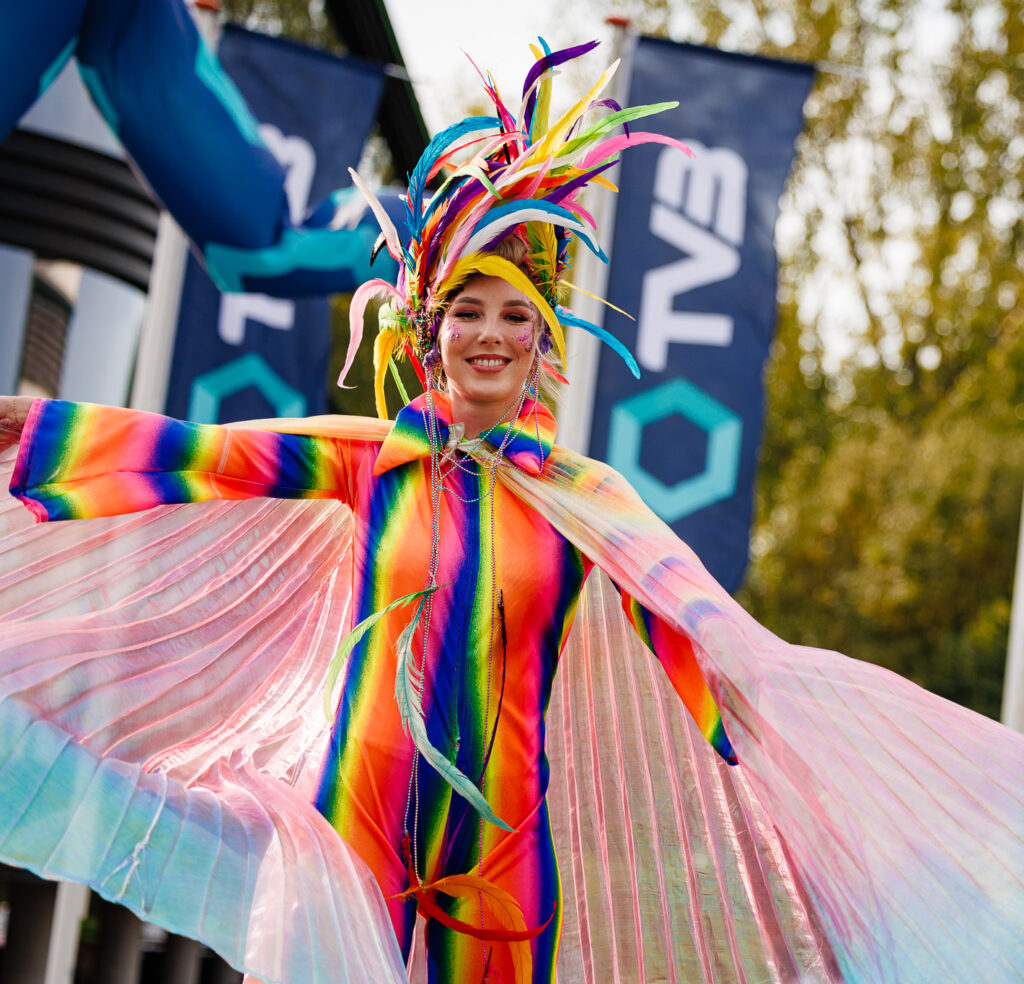 Steltlopers- circusartiesten- parades - entertainment voor de familie parade - familiedag voor bedrijven