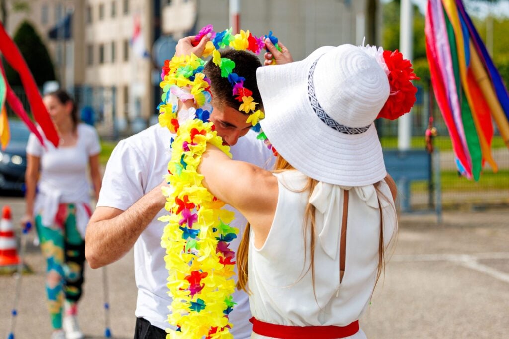 bloemslingers tijdens de ibiza summer party op het bedrijf- door eventbureau advance vents