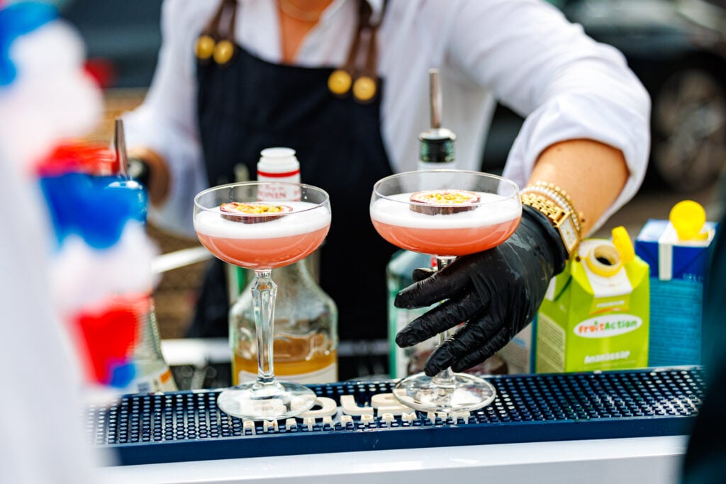 cocktailbar tijdens de zomerparty voor basic-fit georganiseerd door advance events