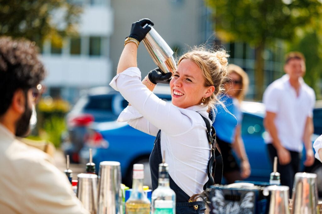 cocktailshaken tijdens de ibiza zomerparty op eigen locatie- speciaal voor bedrijven