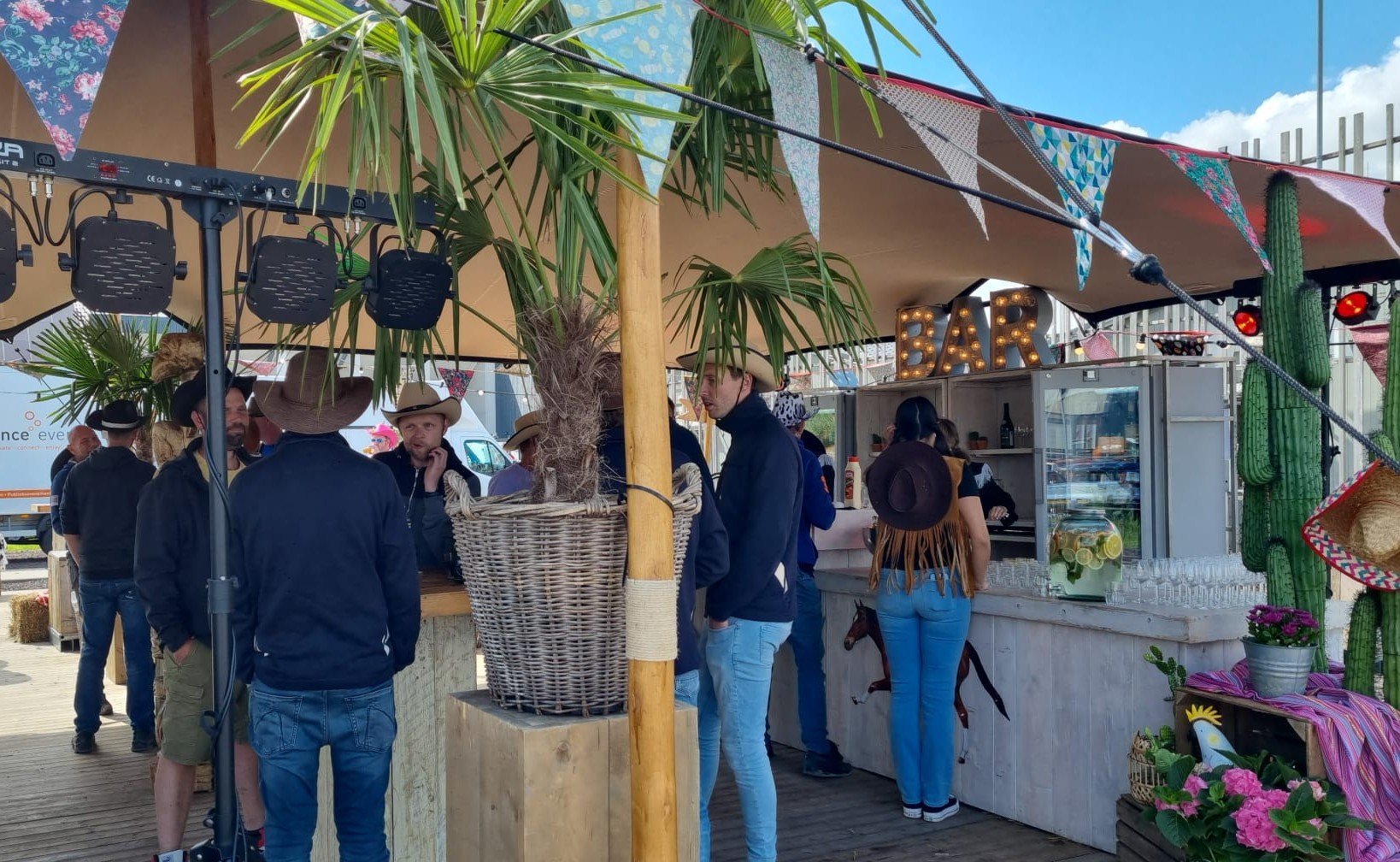 cowboys at the bar - wild west summerparty - het zomerfeest op eigen bedrijf voor 2026